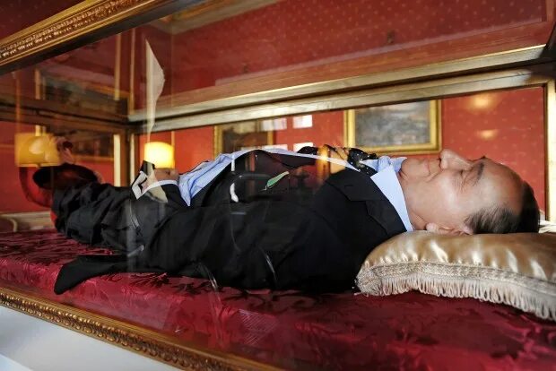 Пирогов забальзамирован фото L'opera d'arte è la salma di Berlusconi br /Mostra shock a palazzo Ferrajoli - l