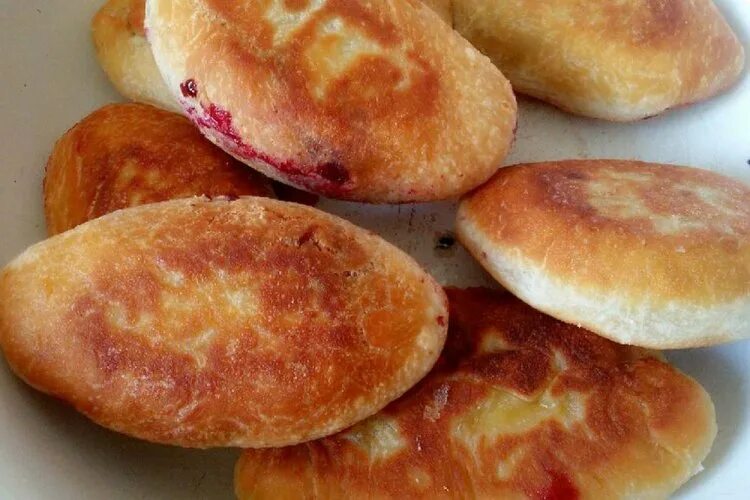 Пирожки на сковороде фото Пирожки с черникой: 15 простых и очень вкусных рецептов