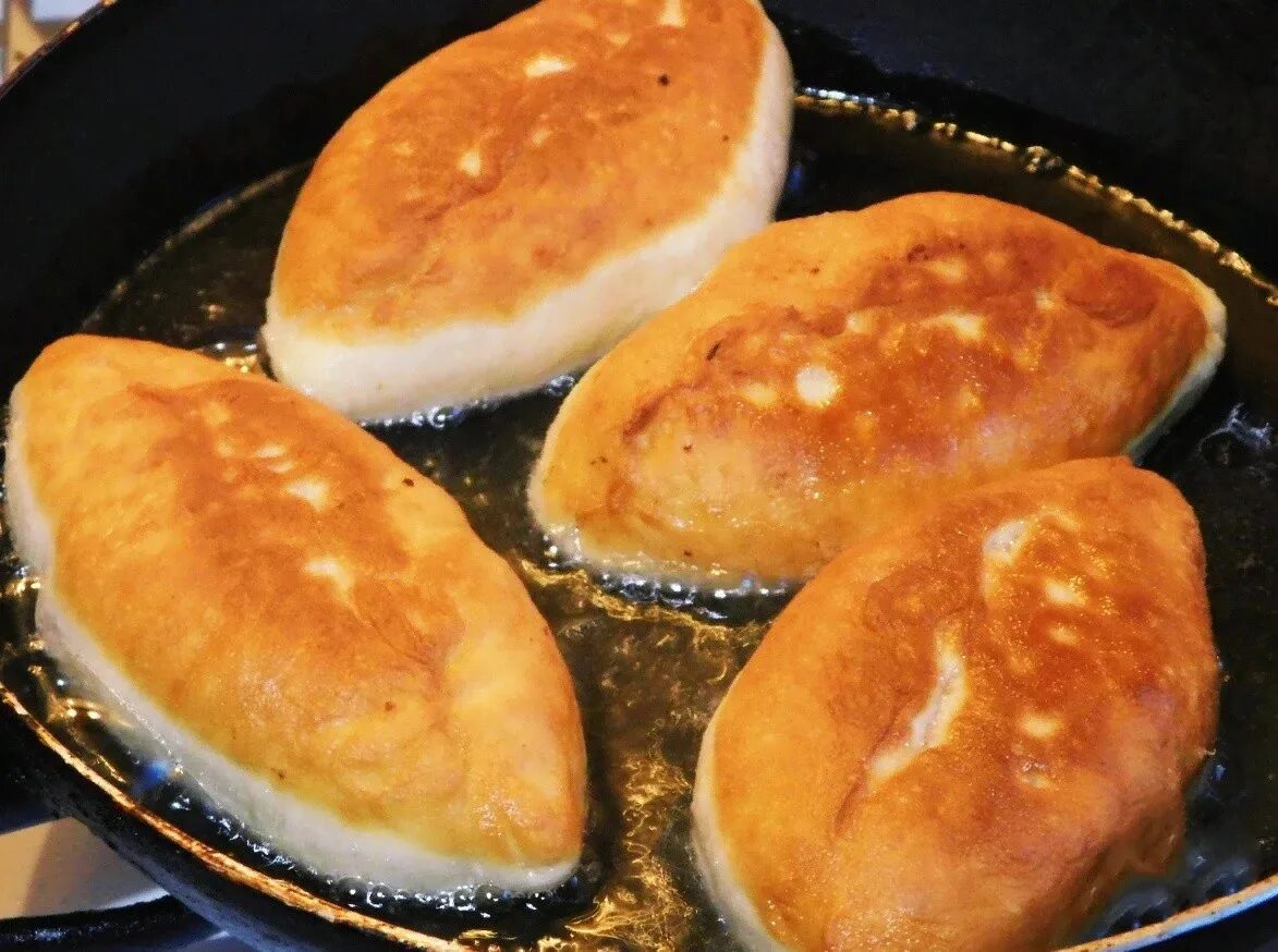 Пирожки на сковороде фото Пирожки на воде и дрожжах жареные сковороде самые вкусные CoffMachines.ru