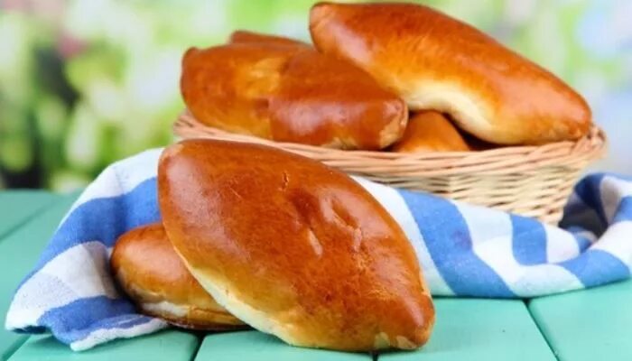 Пирожки на столе фото Пирожки с картошкой, испечённые в духовке - рецепты приготовления Идеи для блюд,
