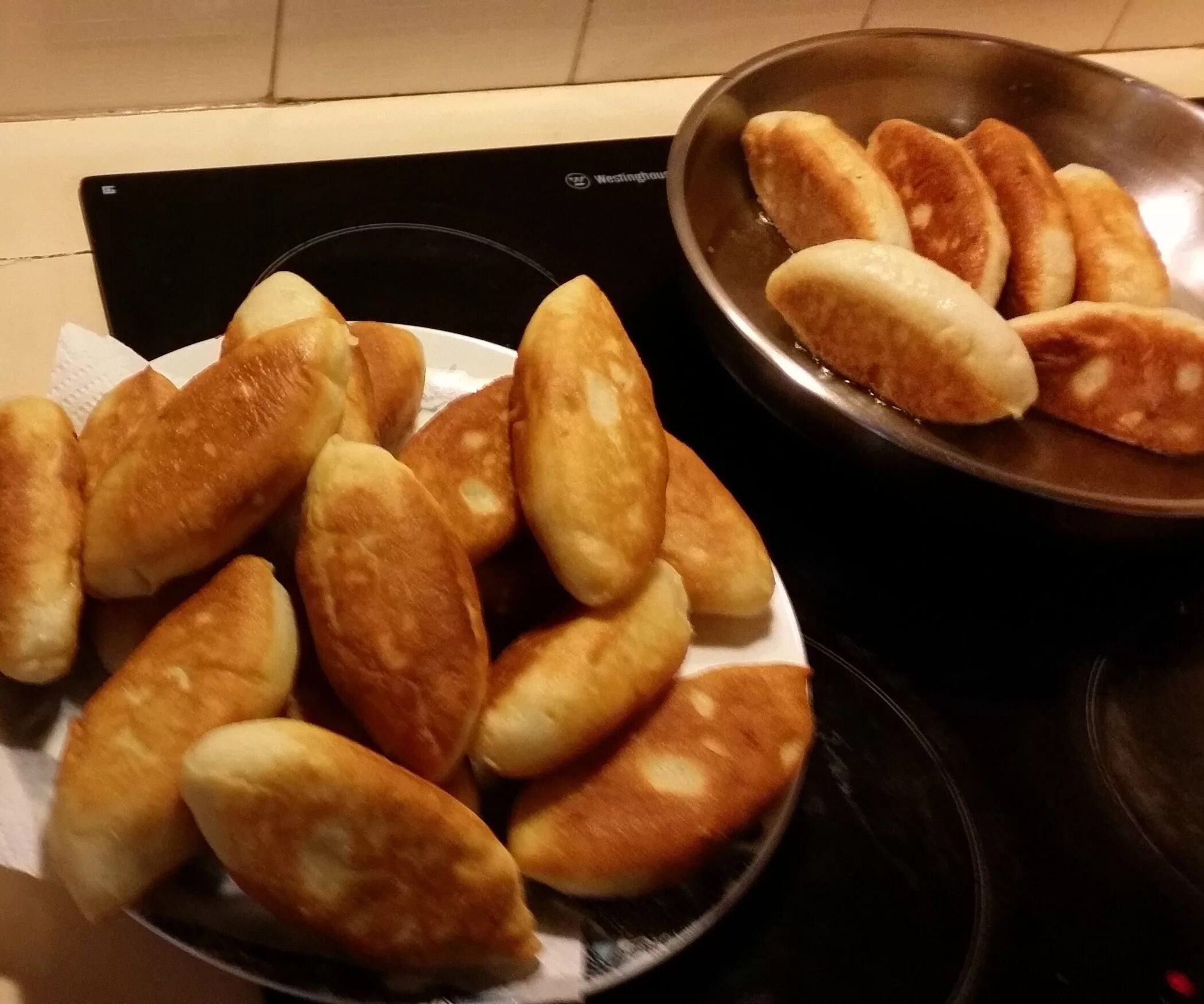 Пирожки на столе фото Fried Russian Pies (pirozhki) Russian recipes, Food, Recipes