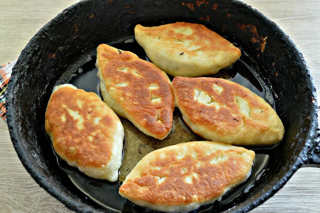 Пирожки с фаршем на сковороде фото Жареные пирожки с рисом и яйцом - рецепт приготовления