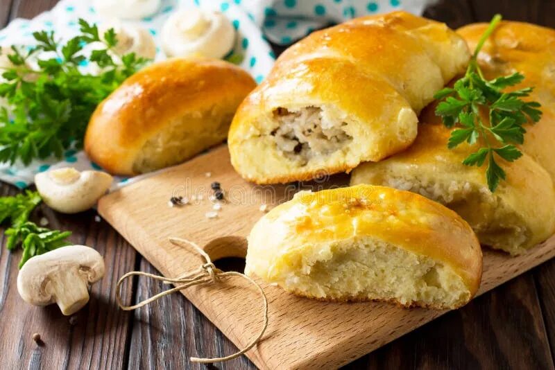 Пирожки с грибами фото Пироги Rye с грибами и луками Стоковое Изображение - изображение насчитывающей л