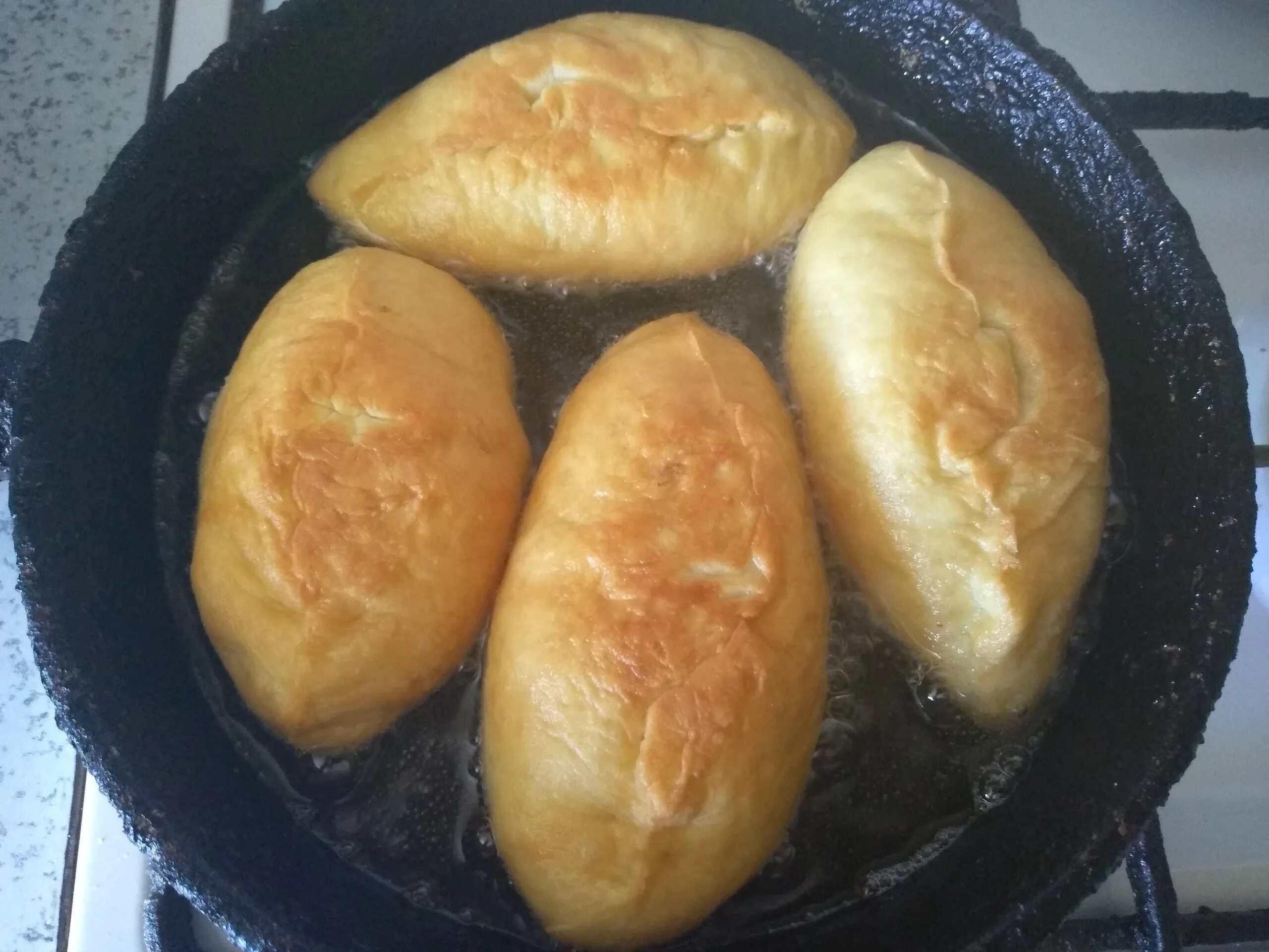 Пирожки с картошкой на сковороде фото Пирожки жареные с яйцом и зеленым луком