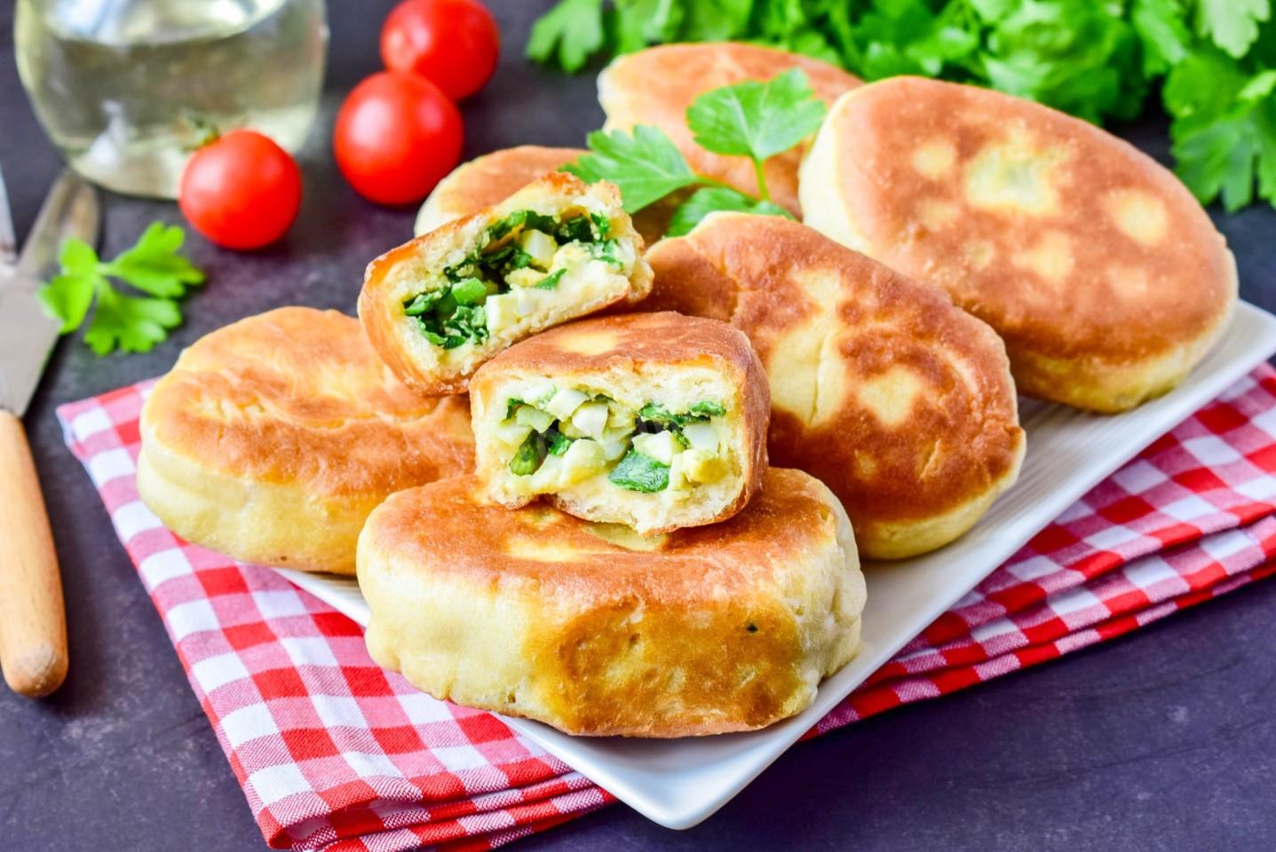 Пирожки с луком с фото Пирожки с луком и яйцом на кефире рецепт с фото пошагово - 1000.menu