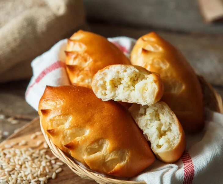Пирожки с рисом и яйцом фото Пирожки с рисом и яйцом - купить фермерские продукты с доставкой на дом от Макси
