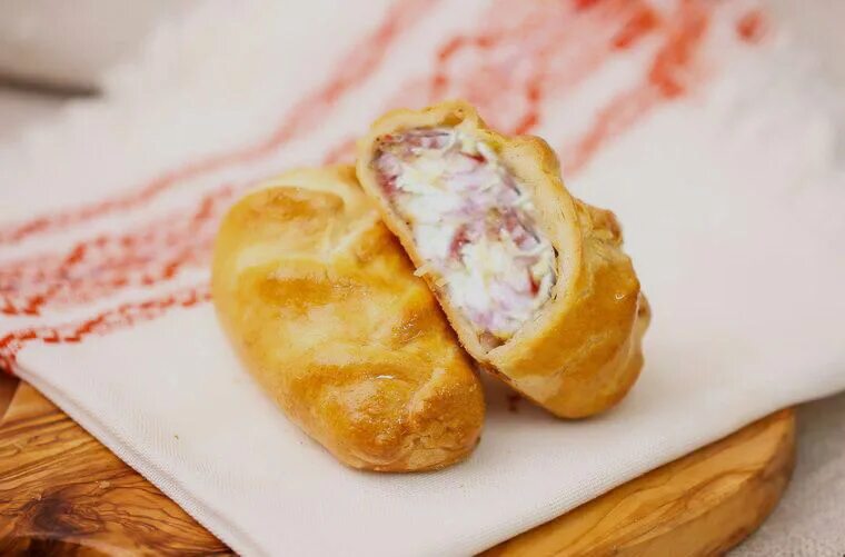 Пирожки с сыром фото Смотрите, какая акция: Кофе + вкуснейшие пироги на выбор со скидкой 50% в мини-к