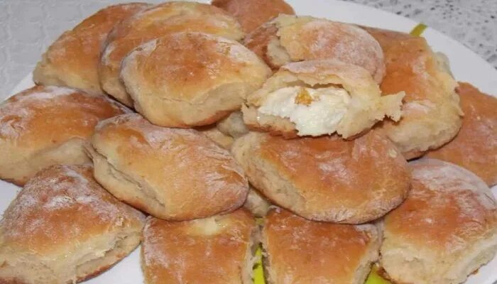 Пирожки с творогом в духовке фото Пирожки с творогом из дрожжевого теста в духовке Hot dog buns, Food, Dog bun