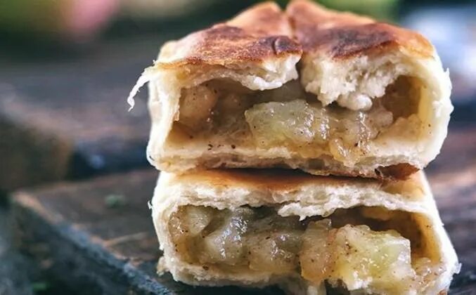 Пирожки с яблоками на сковороде фото Пирожки с яблоками жареные на сковороде рецепт с фото пошагово