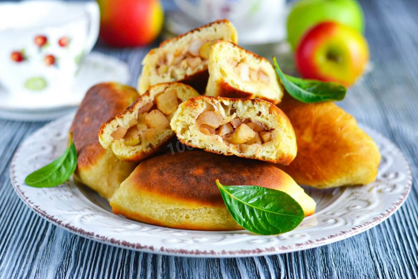 Пирожки с яблоком фото Пирожки с яблоками на кефире - 6 рецептов - 1000.menu
