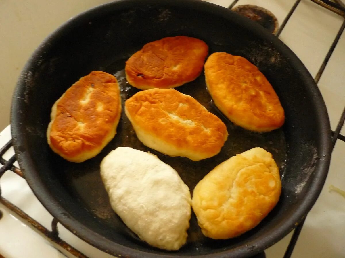 Пирожки жареные на сковороде фото Рецепт пирожков: простое тесто на воде Culinary, Iron pan, Griddle pan