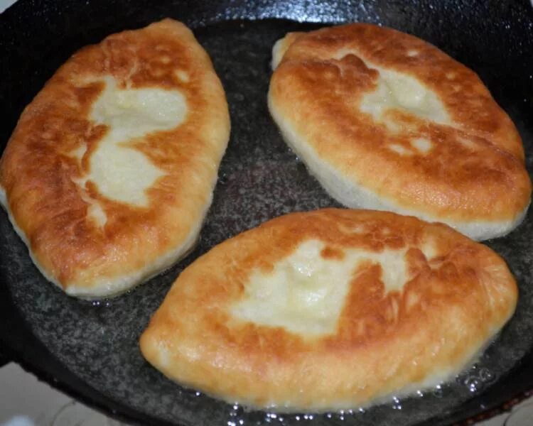 Пирожки жареные на сковороде фото Пирожки с яйцом и зеленым луком жареные на сковороде: вкусные рецепты