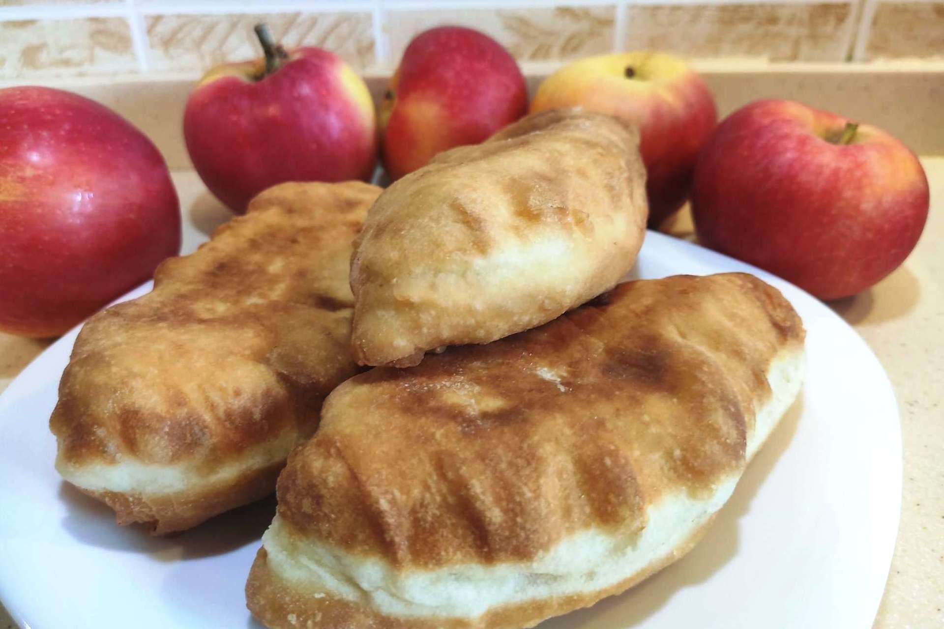 Пирожки жареные с яблоками с фото Пирожки с яблоками жареные на сковороде - пошаговый рецепт с фото (25933 просмот