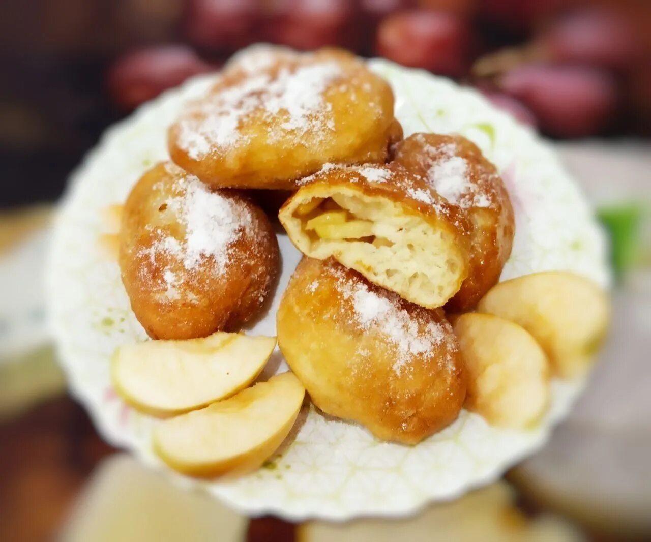 Пирожки жареные с яблоками с фото Вкусные сочные жареные пирожки на кефире с яблоками