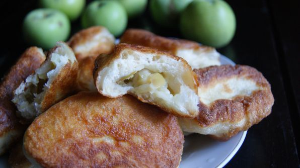 Пирожки жареные с яблоками с фото Пирожки с яблоками жареные на сковороде: пошаговый рецепт