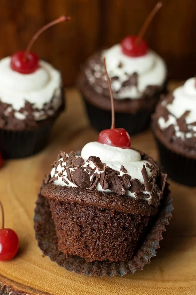 Пирожное черный лес фото Black Forest Cupcakes Recipe Black forest cupcakes, Cherry bread, Cupcake calori