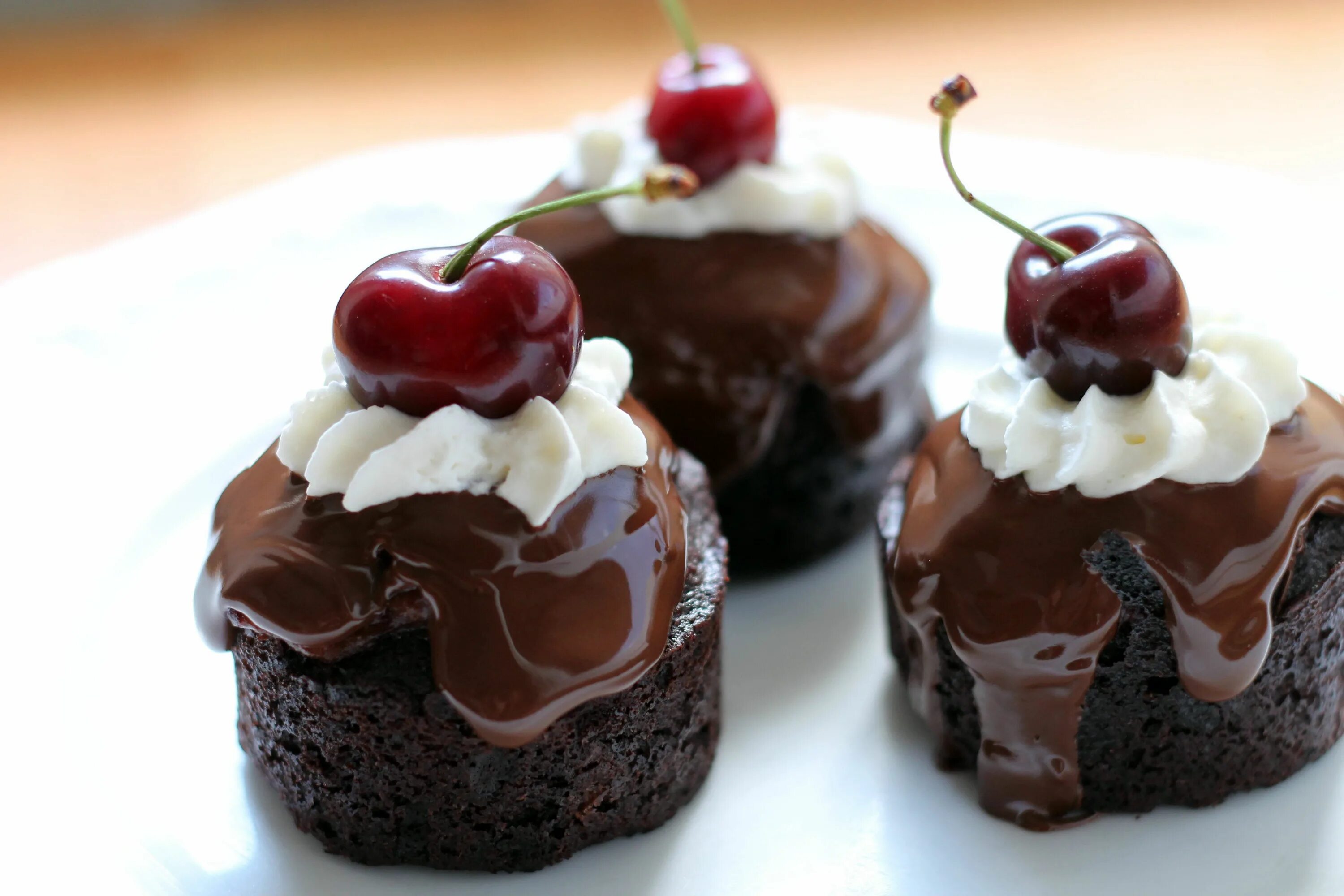 Пирожное черный лес фото Mini Black Forest Cakes - Sugar Thumb Black forest cake, Mini cakes, Desserts