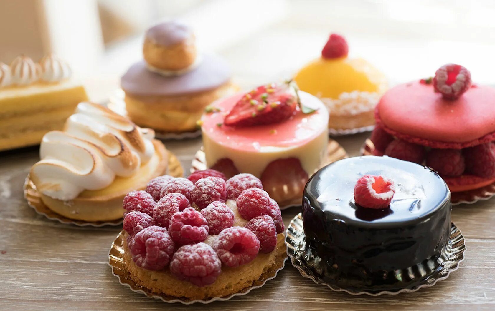 Пирожное французское фото Pastries in Paris: Take a Walk on the Sweet Side in Saint-Germain-des-Prés Pastr