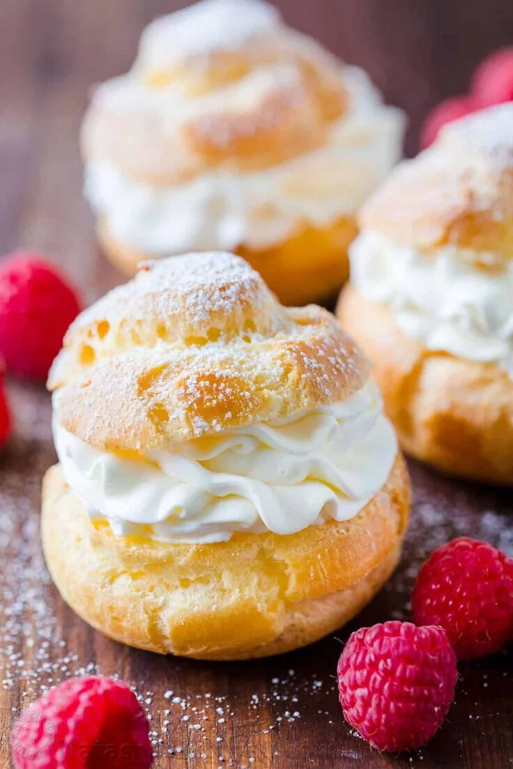 Пирожное французское фото Cream Puffs are a classic French dessert filled with sweet cream and dusted with