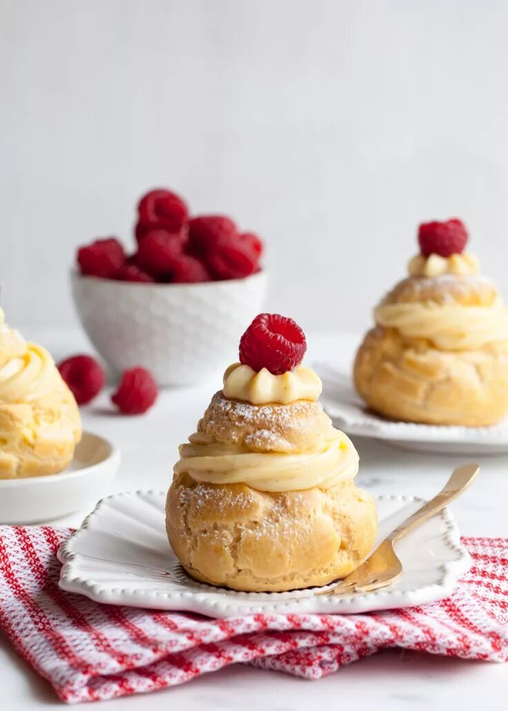 Пирожное французское фото Christmas Cream Puffs with Cran-Berry Compote - Style Sweet Cream puffs, Dessert