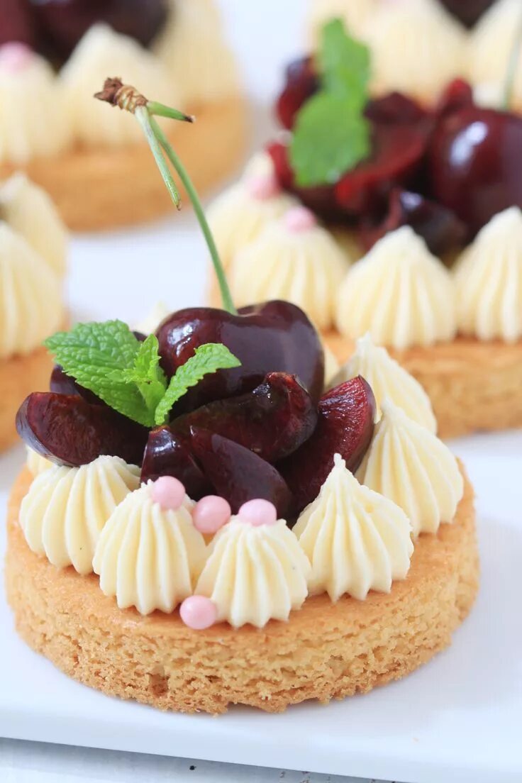 Пирожное французское фото Cherry-calamnasi curd breton tartlets French desserts, Desserts, French pastries