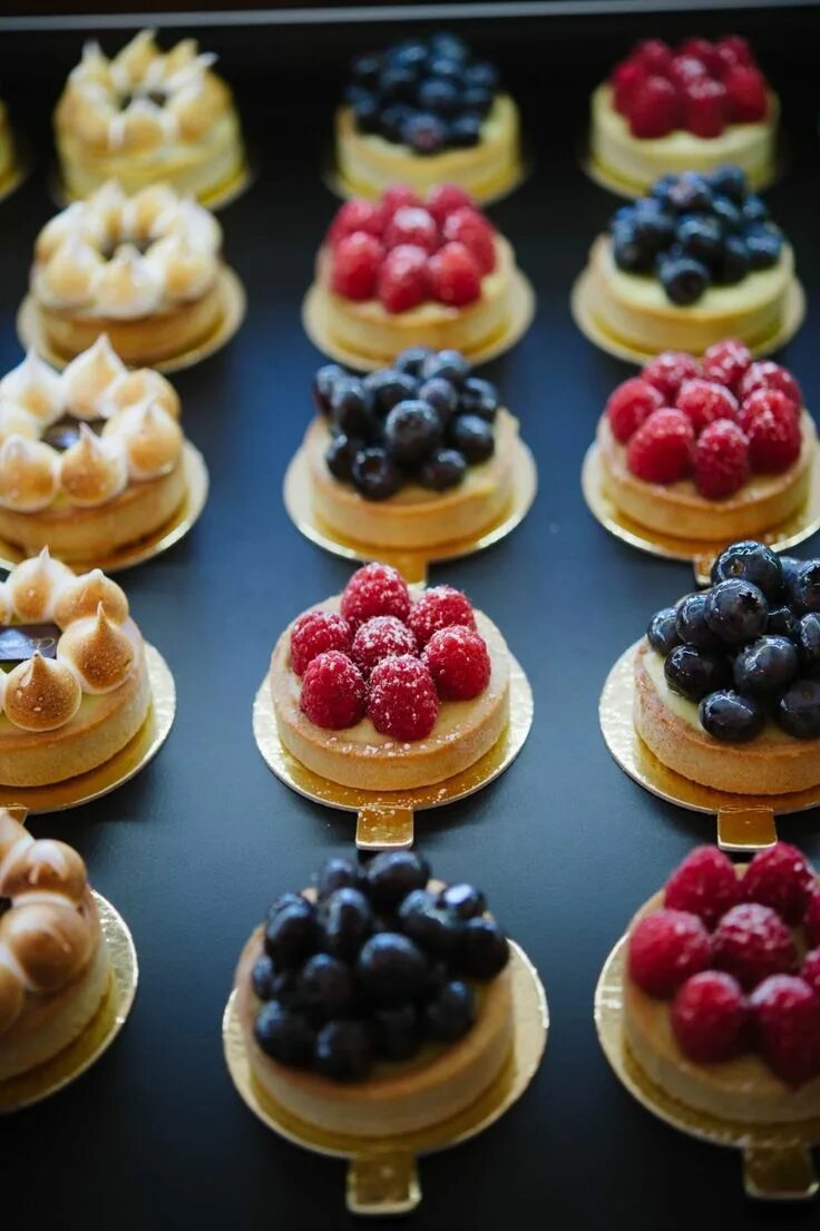 Пирожное французское фото Authentic French Pastry Shop French pastries shop, Gourmet desserts, French past