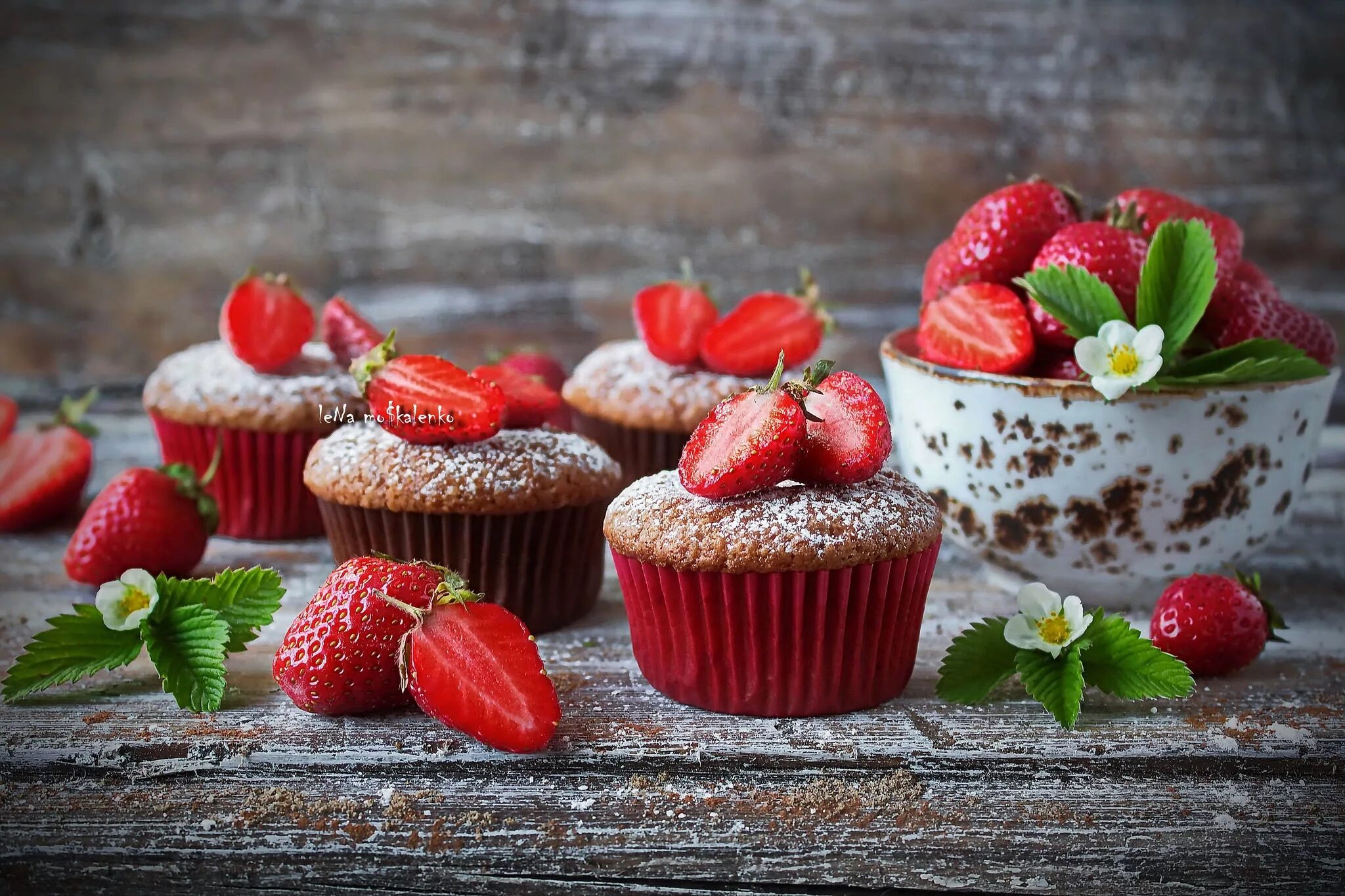 Пирожное клубника фото Wallpaper : cupcakes, strawberries, pastries, depth of field, focus points, Lena