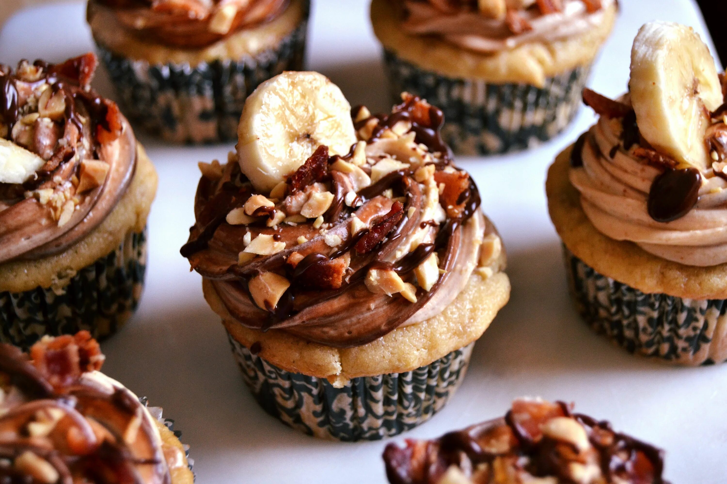 Пирожное с орехами фото Chocolate Elvis Cupcakes Desserts, Banana dessert, Cupcake recipes