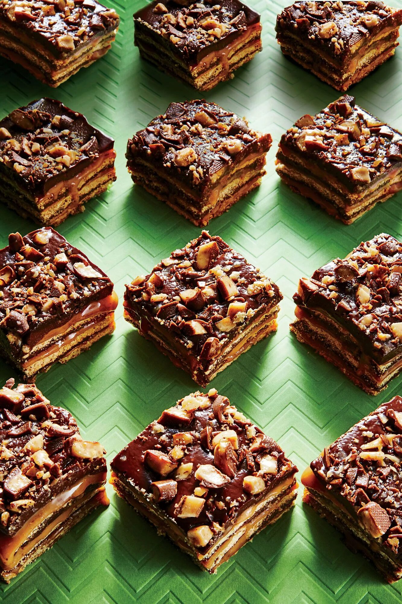 Пирожное с орехами фото No-Bake Fudgy Toffee Bars Recipe Recipe Toffee bars, Cookie bar recipes, Christm
