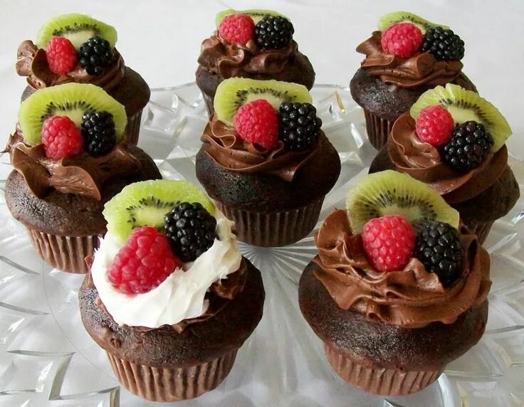 Пирожное в домашних условиях фото Chocolate Photo: chocolate-kiwi and berries-cupcake Cupcake cakes, Yummy cupcake