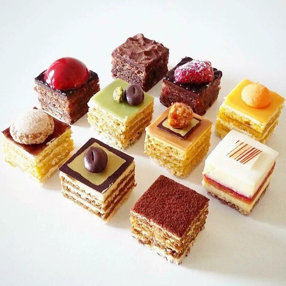 Пирожное в домашних условиях фото Mignon tiramisù, caffè, amaretto , cioccolato bianco e lampone, nocciola , pista