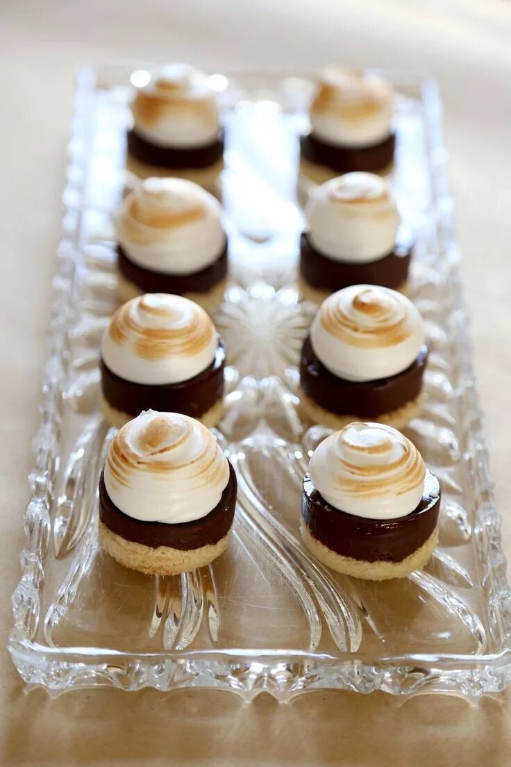 Пирожное в духовке рецепт с фото S’mores Petit Fours Desserts, Mini desserts, Baking
