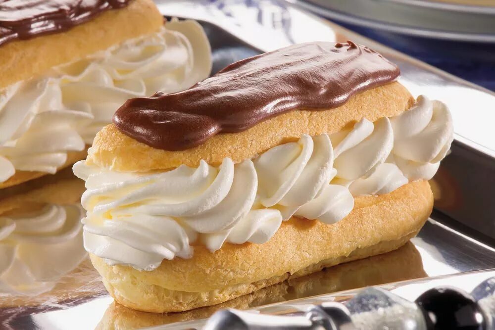 Пирожное заварным кремом фото Creme-Filled Eclairs Recipe French pastries, Eclair recipe, Eclairs