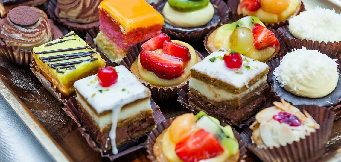 Пирожные на столе фото Минские десерты на любой вкус - "Гастроном"