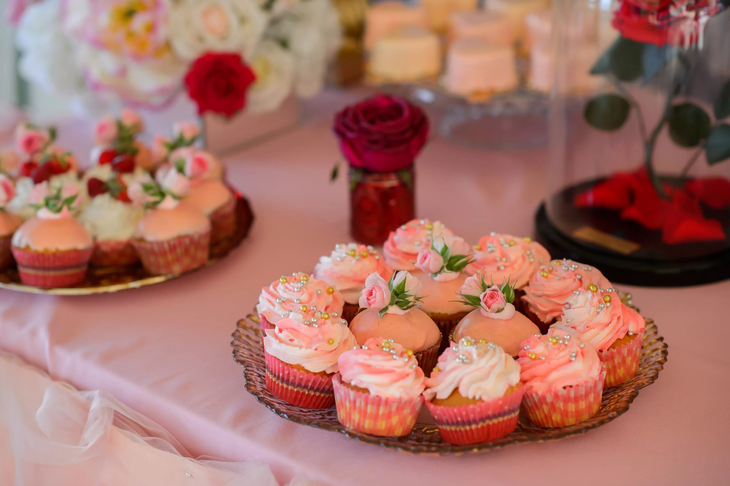 Пирожные на столе фото Appetizing designer cupcakes on the table Desktop wallpapers 1024x1024