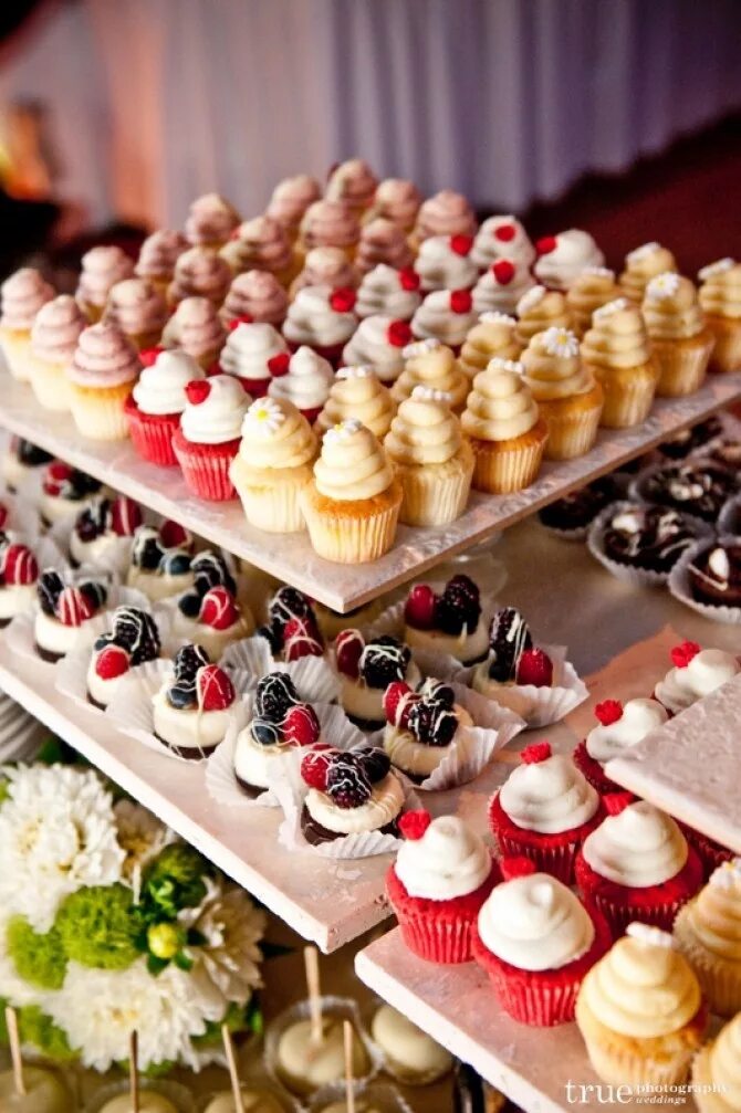 Пирожные на столе фото Red & yellow mini cupcakes Buffet food, Mini desserts, Desserts