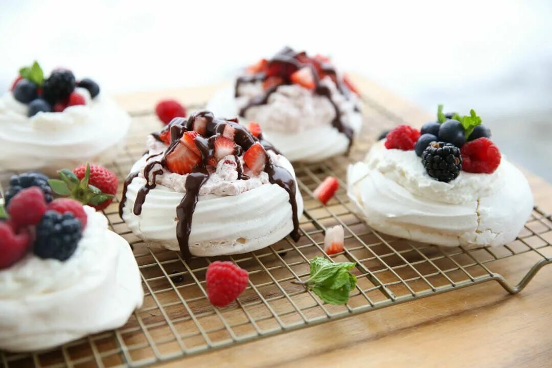 Пирожные павлова классический рецепт с фото Easy Pavlova Recipe with Berries and Cream Recipe Pavlova recipe, Berries recipe