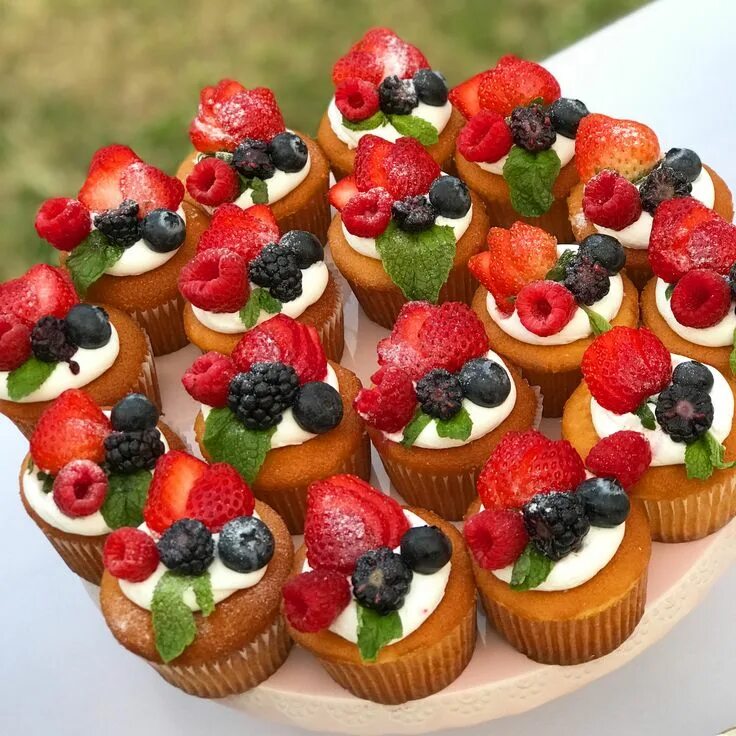 Пирожные с ягодами фото Fresh Fruit Cupcakes Cupcake cakes, Fruit cupcakes, Delicious desserts