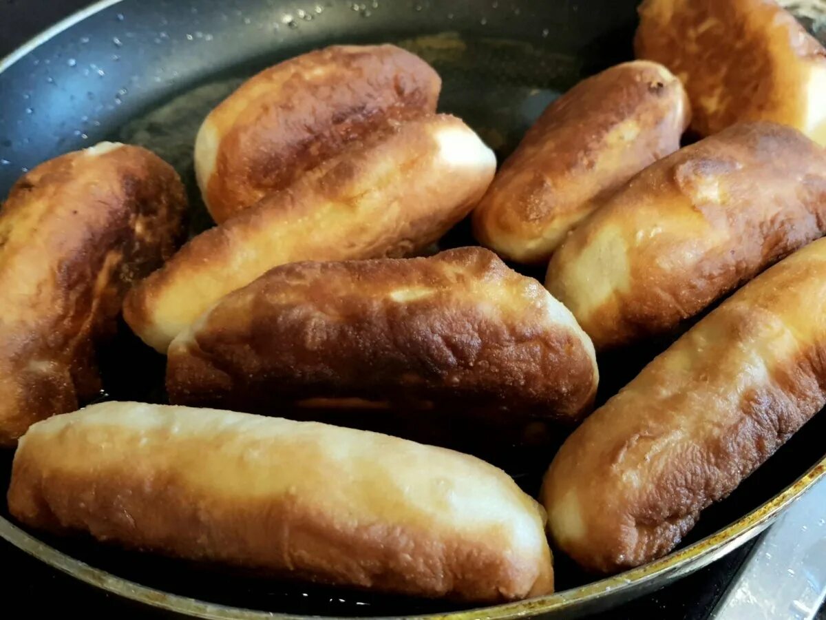 Пирожок с картошкой жареный фото ПИРОЖКИ С КАРТОШКОЙ И СОСИСКОЙ - Мультипекарь Рецепты