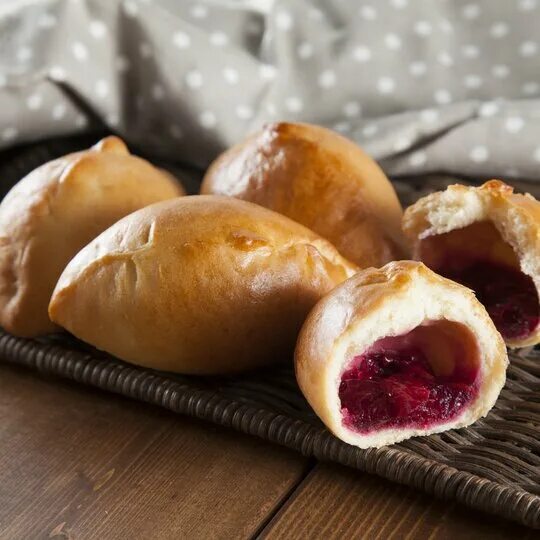 Пирожок с вишней фото Пирожки ВкусВилл с вишней 200 г - характеристики на Мегамаркет