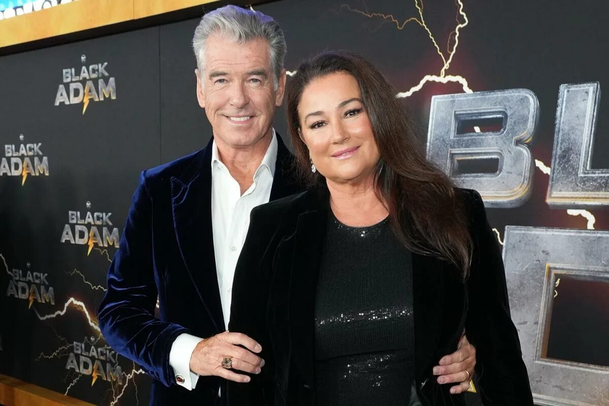 Пирс броснан сегодня фото Pierce Brosnan Says He Wore His Real Wedding Ring in Black Adam in Honor of His 