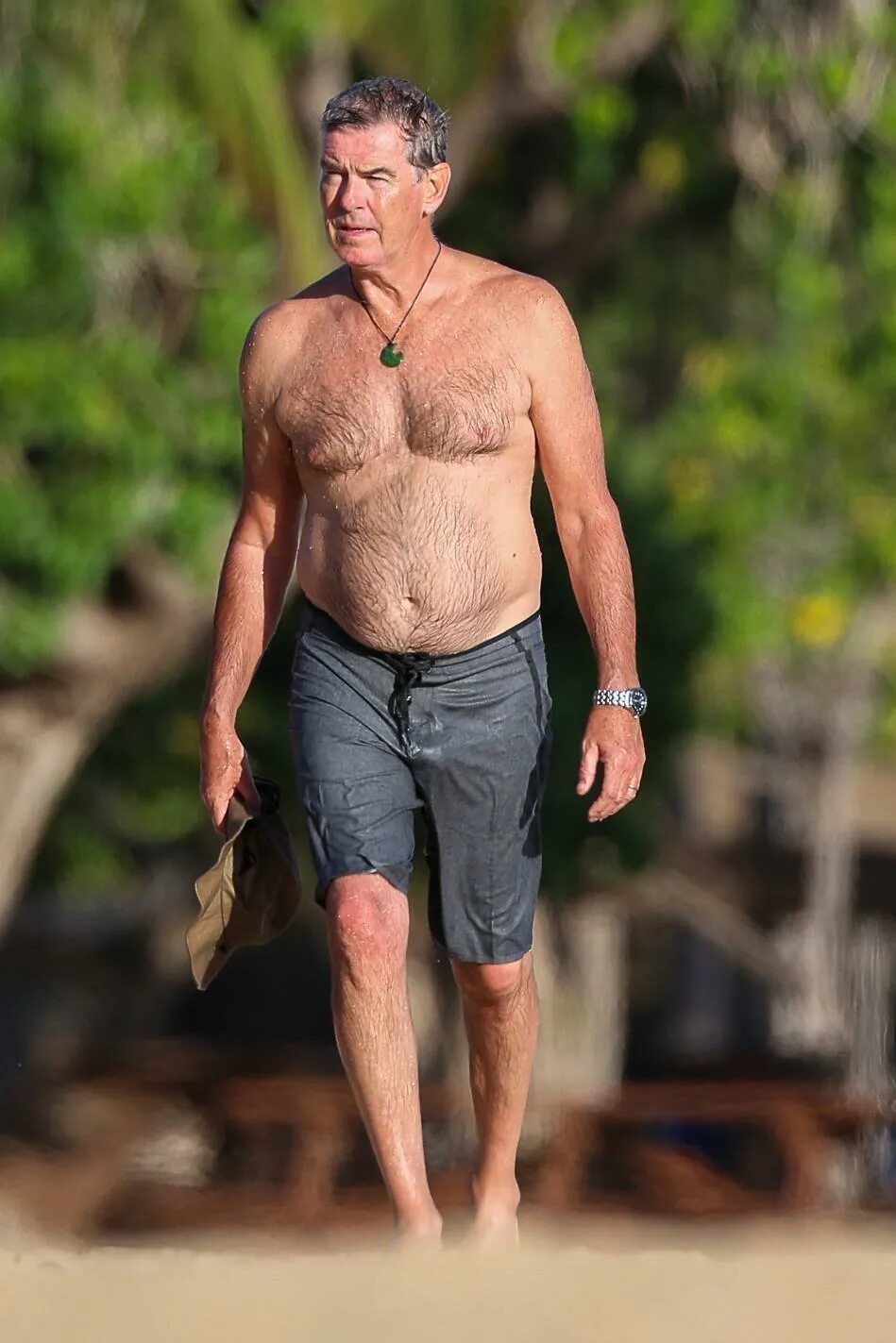Пирс броснан сегодня фото Pierce Brosnan puckers up to wife Keely Shaye Smith on romantic beach break The 