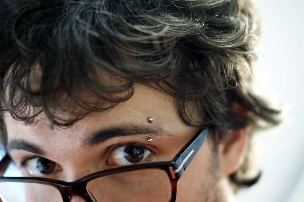 Пирсинг брови фото мужчины ▷ 1001+ idées piercings Eyebrow piercing men, A guy like you, Facial piercings