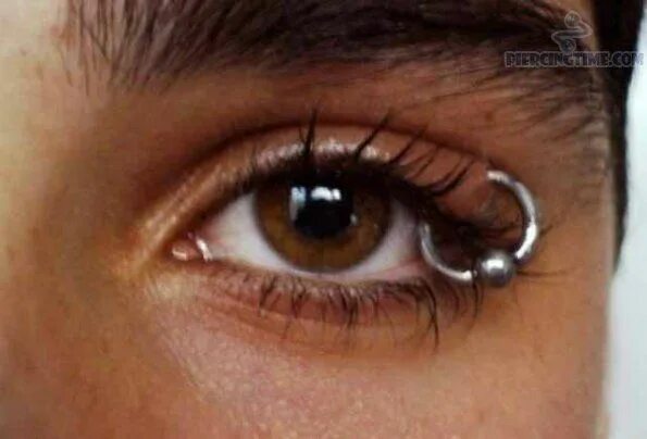 Пирсинг глазного яблока фото Eyelid piercing, Eye piercing, Unique body piercings