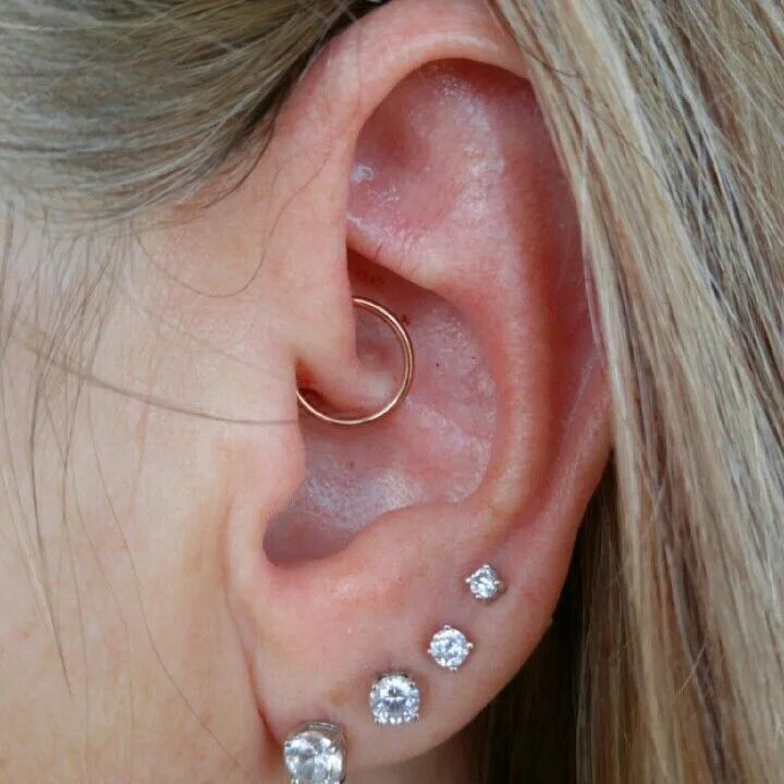 Пирсинг мочки уха фото Fresh daith piercing with a rose gold ring Piercings
