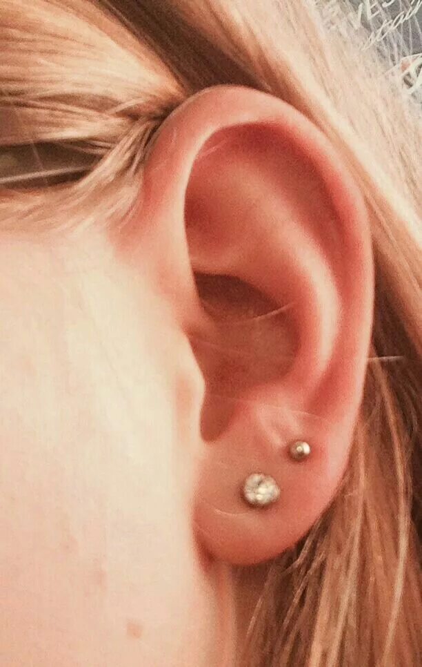 Пирсинг мочки уха фото Pin on Piercings nice Double ear piercings, Ear piercing studs, Ear lobe piercin