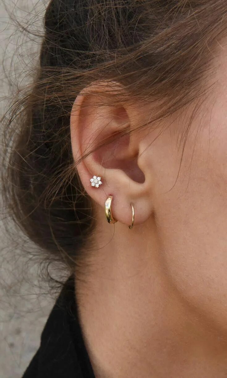 Пирсинг мочки уха фото Flower Studs Minimalist ear piercings, Earings piercings, Ear jewelry