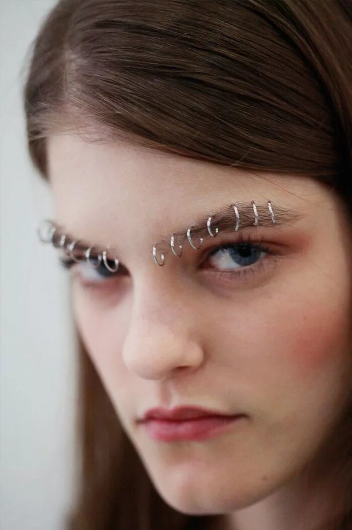 Пирсинг на брови у девушек фото Carnaval Eyebrow ring, Crazy eyebrows, Eyebrow piercing