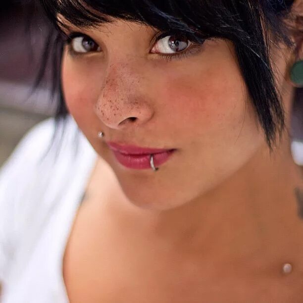 Пирсинг над губой верхней у девушек фото File:Callioppe Madonna Labret Piercing.jpg - Wikimedia Commons
