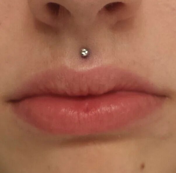 Пирсинг над губой верхней у девушек фото Pin by Valentina Arce on Piercings Face piercings, Piercings unique, Lip piercin